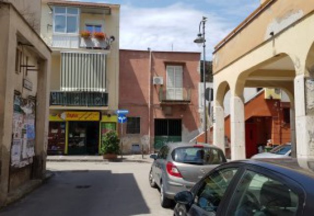 Locale commerciale in affitto a Caravita, negozio in affitto a pochi passi da Volla
