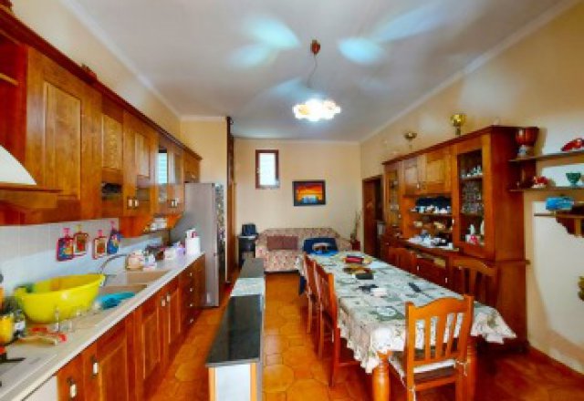 3 bedroom apartment with kitchenette, garage and cellar