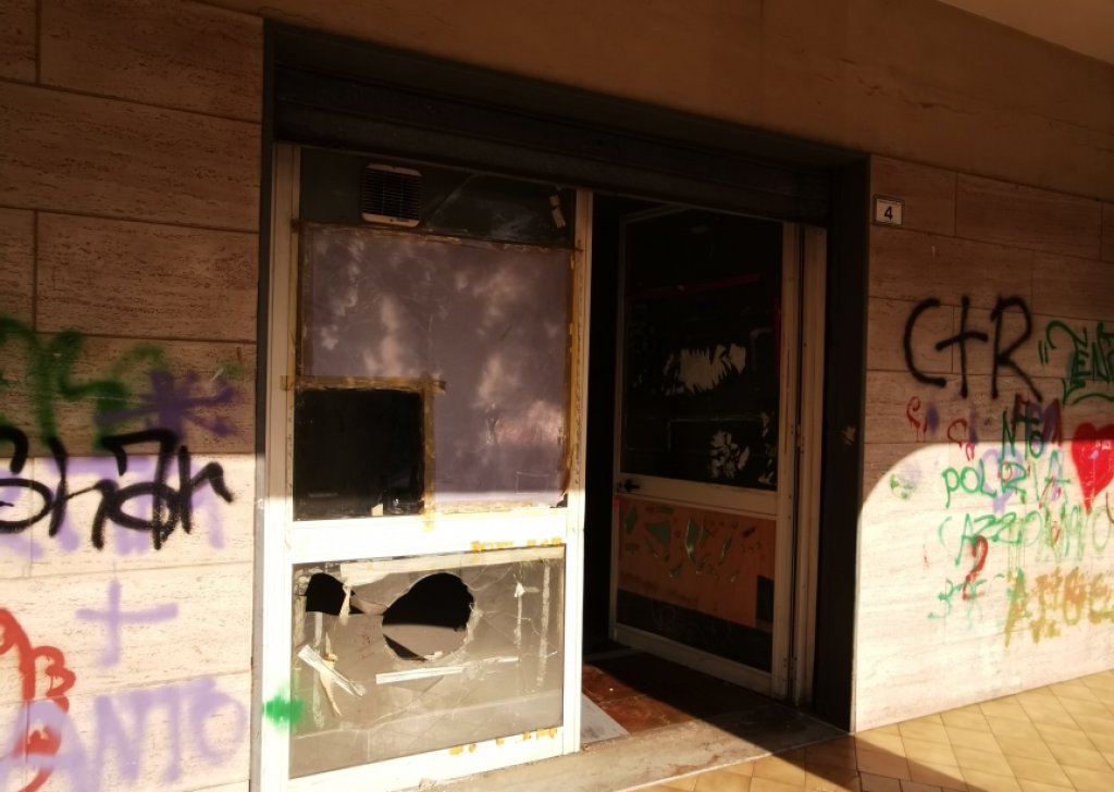 Rent shop Cercola - Commercial premises for rent in Caravita, shop for rent within walking distance of Volla Locality 