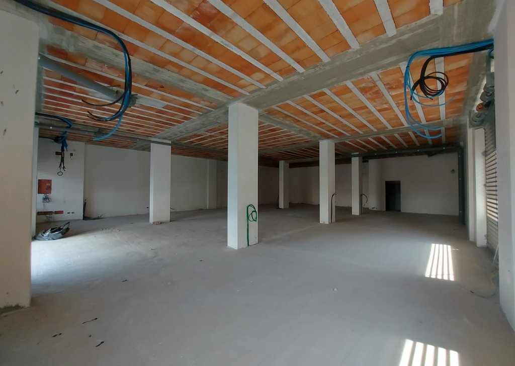Premises for rent  320 sqm, Volla, locality Lufrano