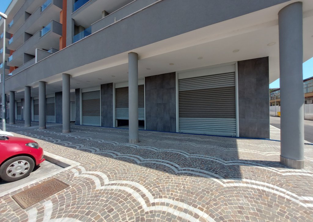 Premises for rent  320 sqm, Volla, locality Lufrano
