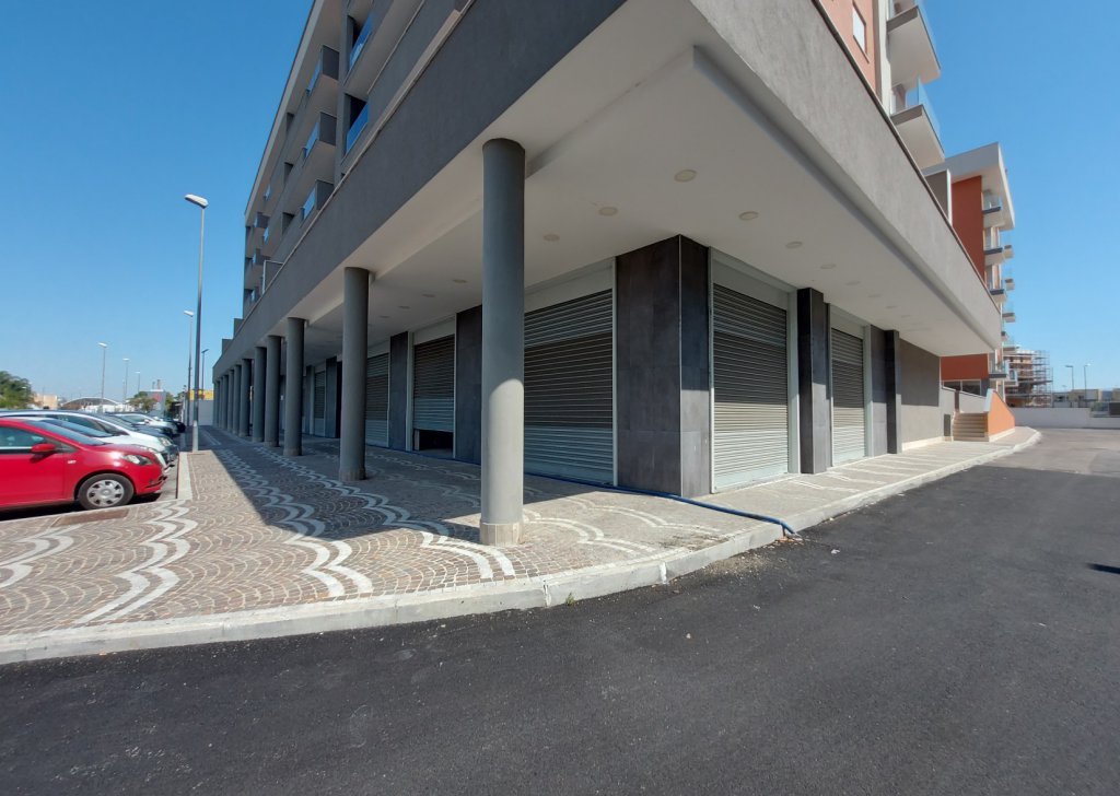 Locale Commerciale in affitto  320 m², Volla, località Lufrano