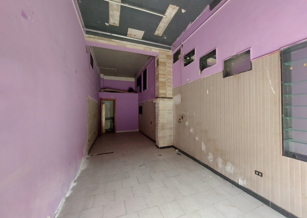 Sale Premises Napoli - Ponticelli Commercial space facing the street of 35sqm Locality 